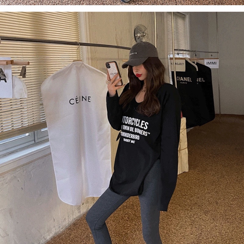 Áo thun COZOK tay dài dáng rộng xẻ tà in chữ phong cách Hàn Quốc