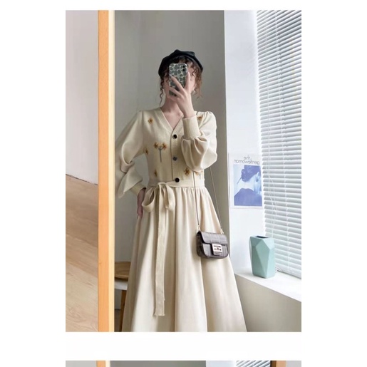 Váy len thêu hoa
