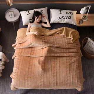 Chăn len ấm áp đi các chị em ơi. Chăn đắp ấm và sang  trọng. Đẹp xuất sắc luôn ạ. Kích thước 2m.2m3 nhé các chị