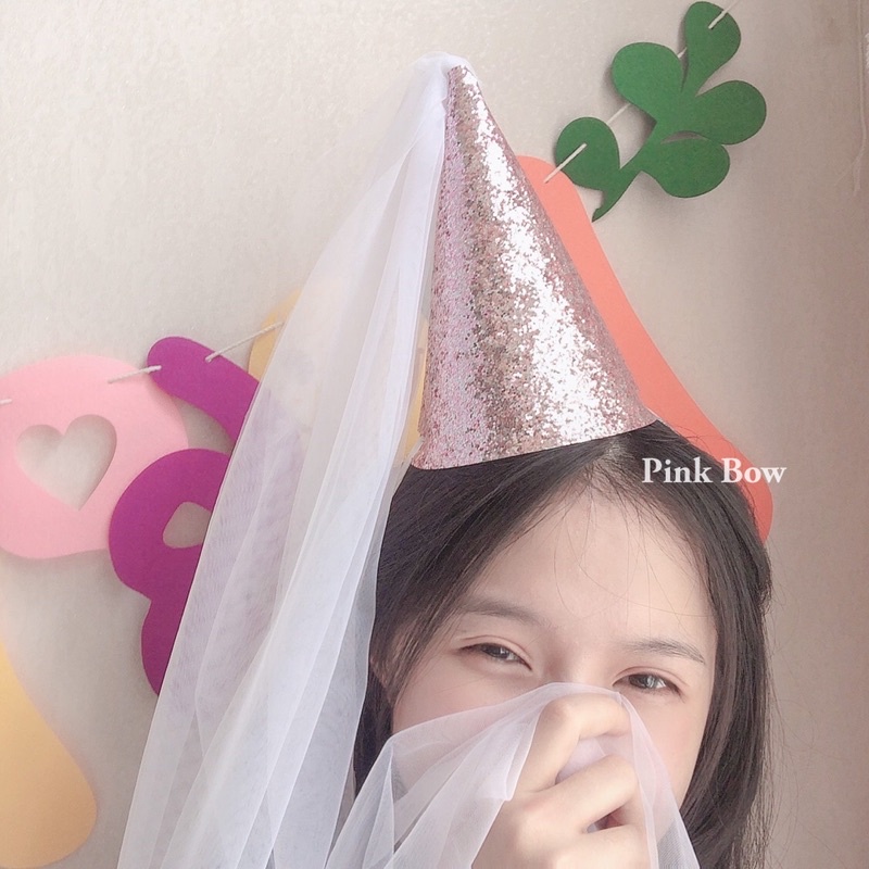 Nón vải kim tuyến có quai đeo kèm miếng rũ voan