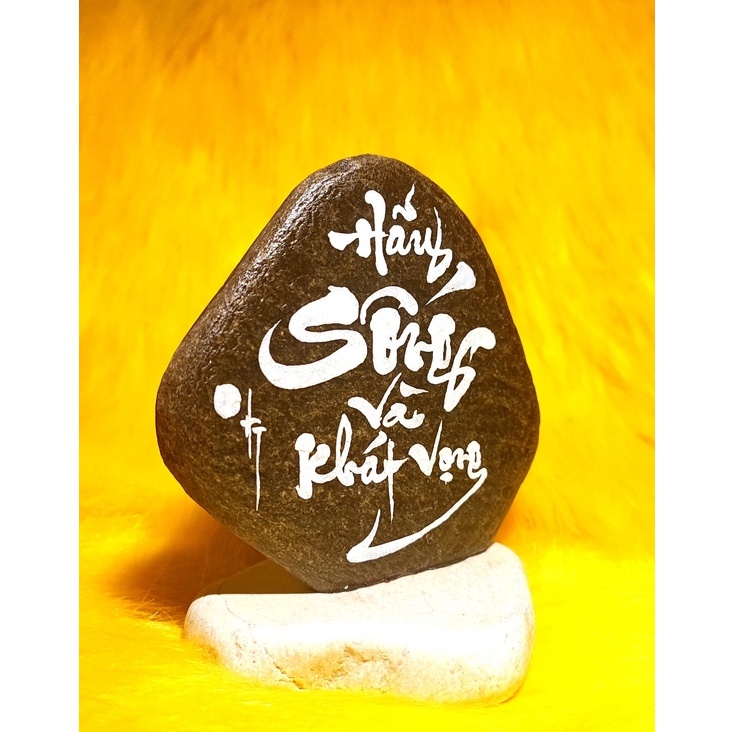 Thư pháp chữ Sống viết trên đá. Kích thước: 8x6x12cm