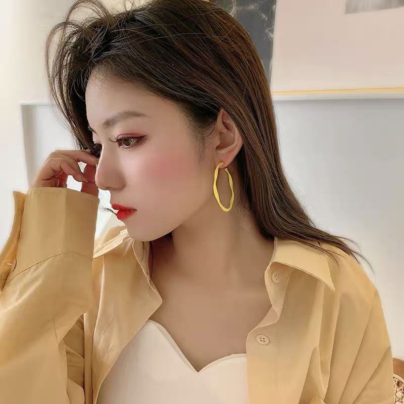 Khuyên tai mặt hình hoa màu vàng cỡ nhỏ đáng yêu