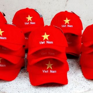 Mũ nón cờ đỏ sao vàng cổ vũ bóng đá