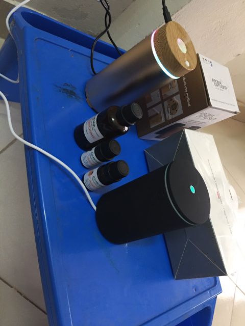 Máy khuếch tán tinh dầu Aroma cao cấp cho xe hơi sang trọng.