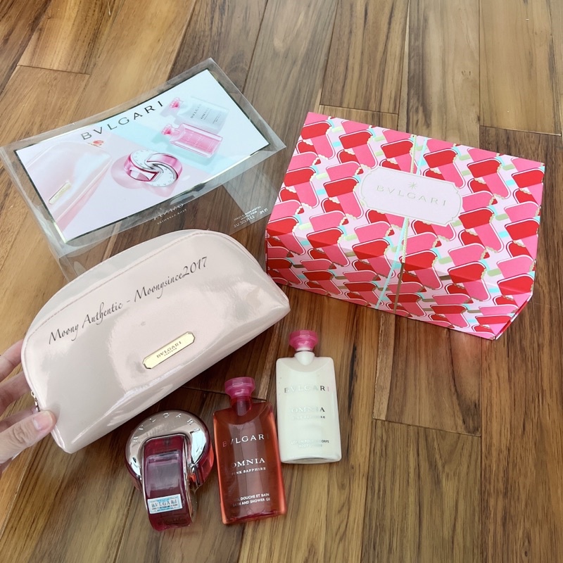 Bộ quà tặng nước hoa Gift Set Bvlgari Omnia Pink Sapphire (EDT 65ml, Bodylotion 75ml, Showergel 75ml, Túi đựng)