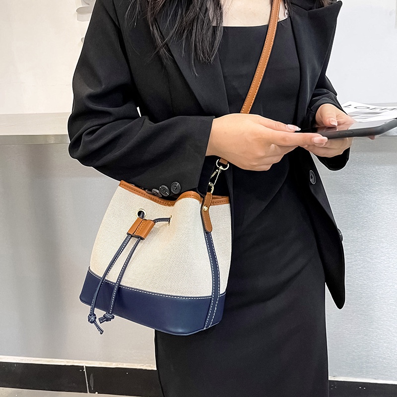 Túi đeo vai canvas kết cấu dạng xô màu sắc tương phản phong cách phương tây 2021 mới thời trang mùa thu nhỏ gọn cho nữ