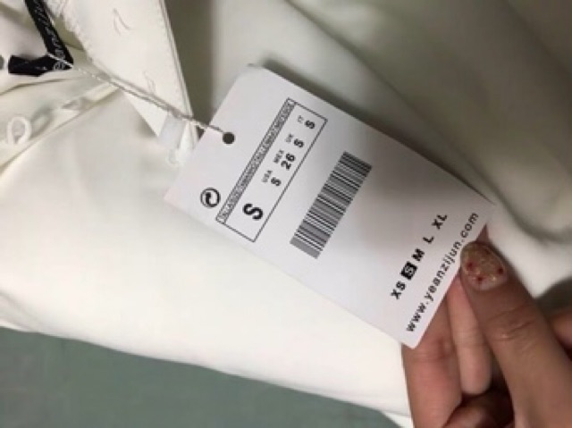 Áo trắng xuất nút cổ