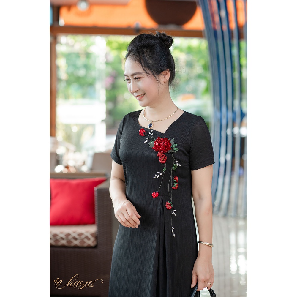 Váy trung niên/Đầm trung niên - DV02 Suông đen hoa cúc đỏ