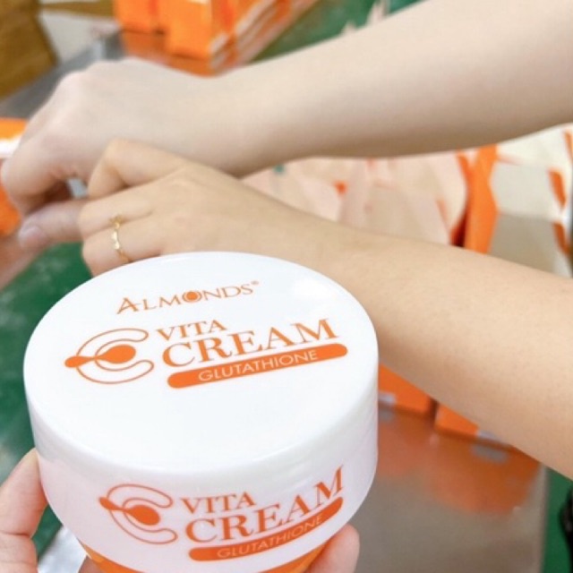 KEM DƯỠNG TRẮNG DA BODY VITA C GLUTATHIONE ALMONDS