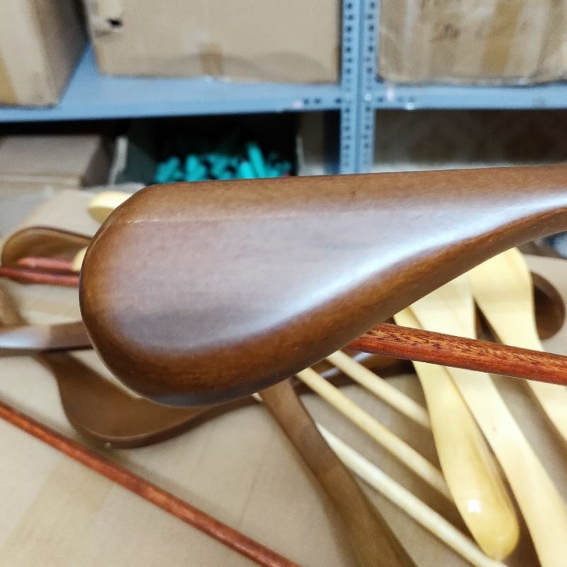 Móc gỗ treo quần áo - móc treo vest bộ sang trọng,2 màu vàng - nâu,kích thước dài 44cm