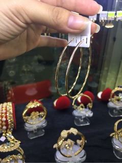 Bông tai tròn lớn