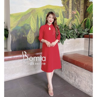 Váy bầu đỏ cổ cách tân hoa vai