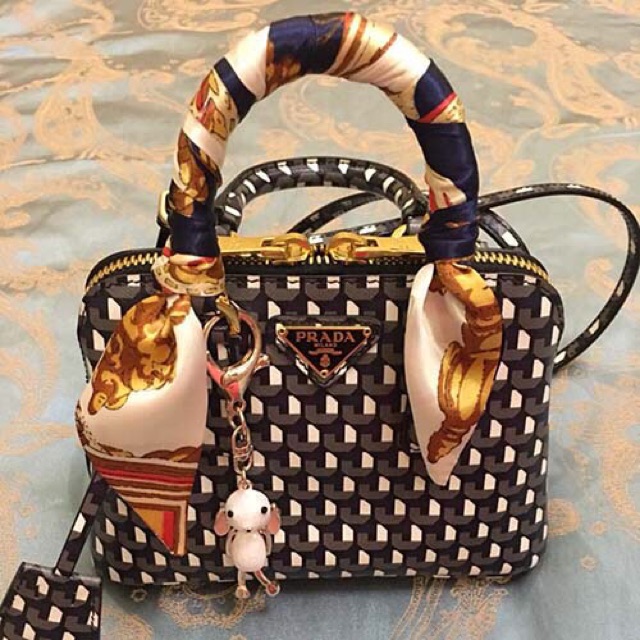 Khăn quấn quai túi xách.