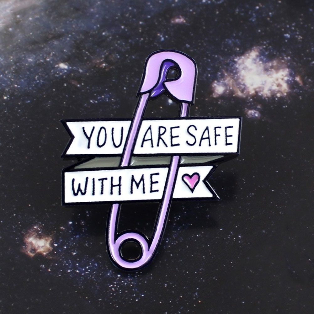 Ghim cài áo kim loại chữ You are an toàn thời trang cho nữ