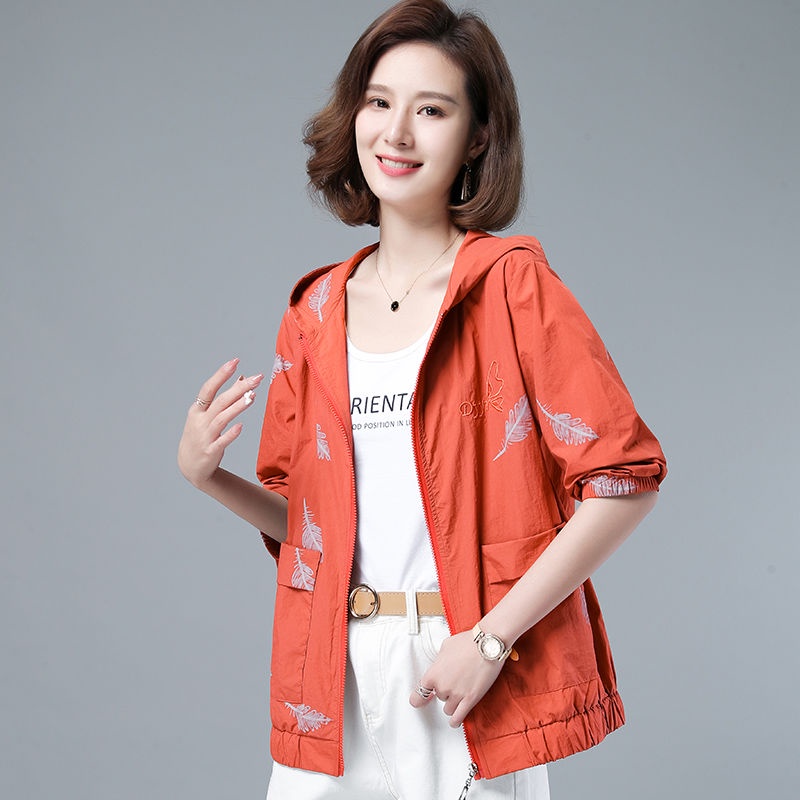 Áo Khoác Chống Nắng Tay Dài Có Mũ Trùm Bằng Lụa Lạnh Mỏng Kích Thước Lớn Phong Cách Phương Tây Cho Phụ Nữ Trung Niên