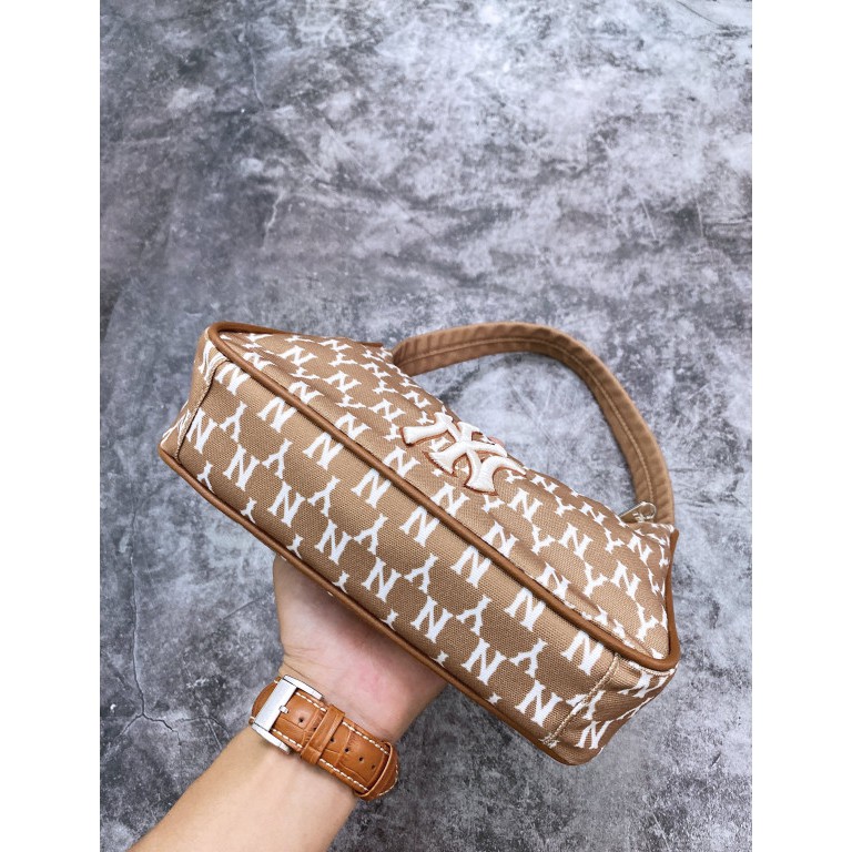 (HÀNG XUẤT XỊN) Túi xách B224 MONOGRAM JACQUARD HOBO BAG BROWN  Kích thước: 22 cm x 6 cm x 17 cm Made in Viet//nam