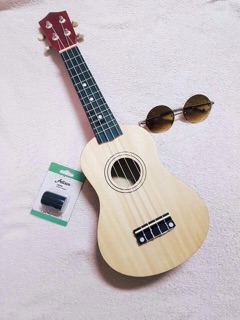 Ukulele màu gỗ lưng đỏ