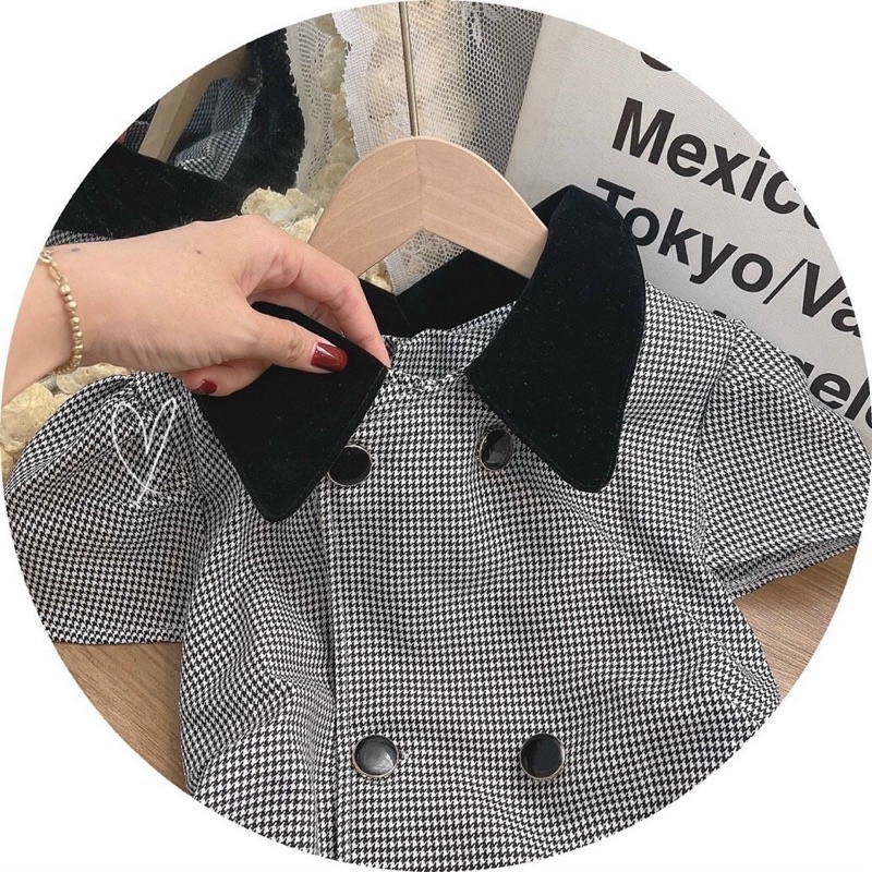 Đầm suông kẻ ô nhí cổ đen nút