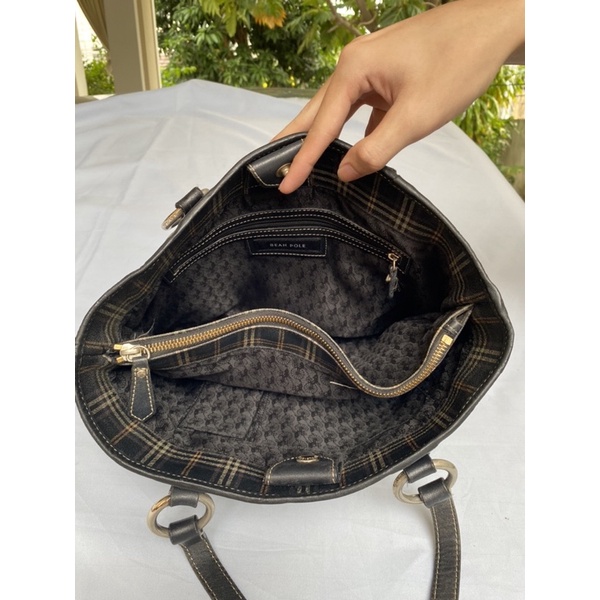 Túi chuẩn si. Túi qua sử dụng. Khách vui lòng xem hình nếu muốn biết thêm thông tin sản phẩm mời khách vô chat . Thanks.