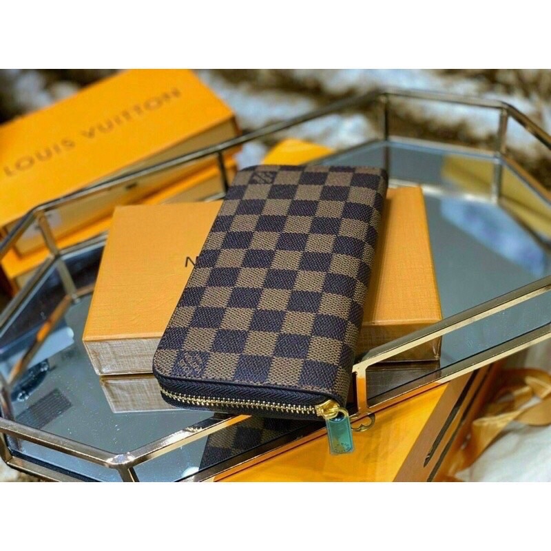 Ví dài cầm tay kẻ caro