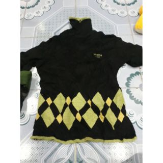 Áo đen len họa tiết caro cổ lọ..