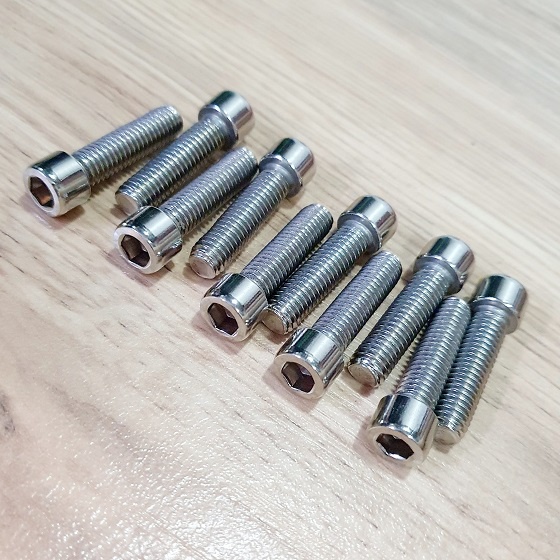 Gói 10 Bulong Đầu Trụ Lục Giác Chìm Size M8 Chiều Dài Tổng 37mm Chất Liệu Inox Sáng Bóng