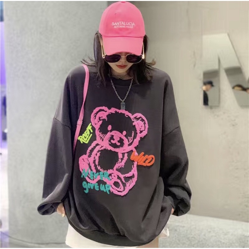 Áo nỉ cổ tròn, gấu hồng Moschino. | BigBuy360 - bigbuy360.vn