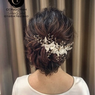 Cài tóc cô dâu rất xinh