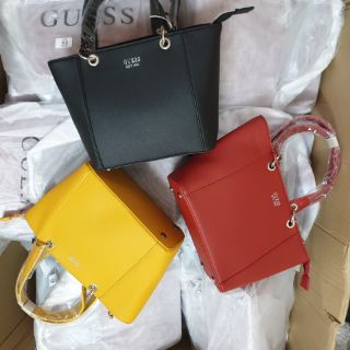 Túi cầm tay guess