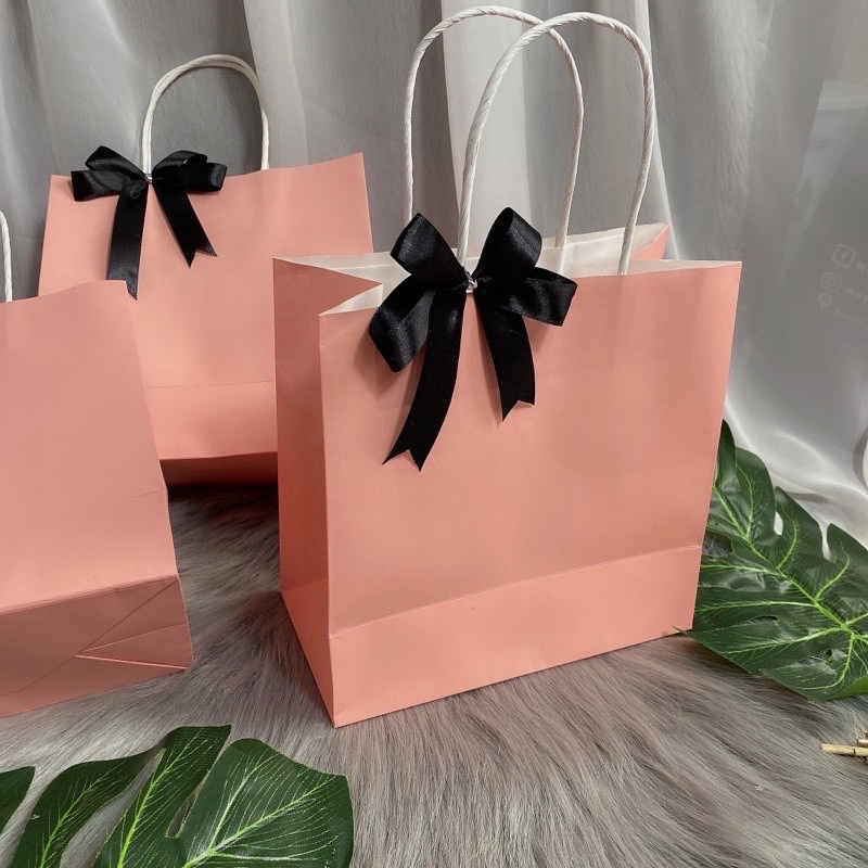 Túi giấy đựng quà - màu hồng đào tặng kèm nơ đen size 20.20.10