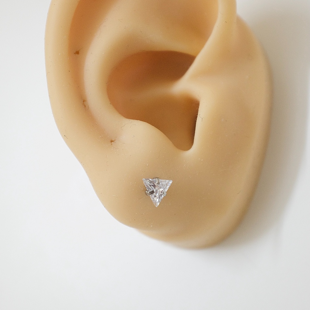 [1 Chiếc] Khuyên Tai Titan Đá Trắng Tam Giác Zircon Unisex Màu Bạc Đuôi Bi Không Gỉ Sét Không Ngứa Julies Box 66