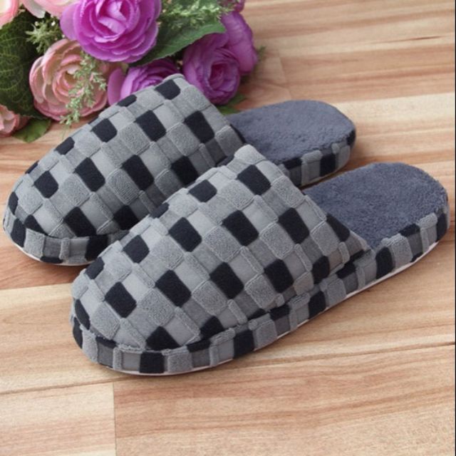 Dép mang trong nhà