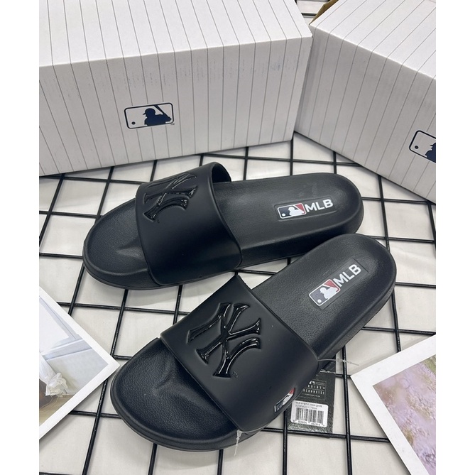 [CHÍNH HÃNG] DÉP NY MLB NỘI ĐỊA HÀN ĐEN LOGO NỔI MÀU ĐEN   - MLB UNISEX NAM NỮ (HÀNG CÓ SẴN) - CÓ BILL MUA HÀNG - PM003