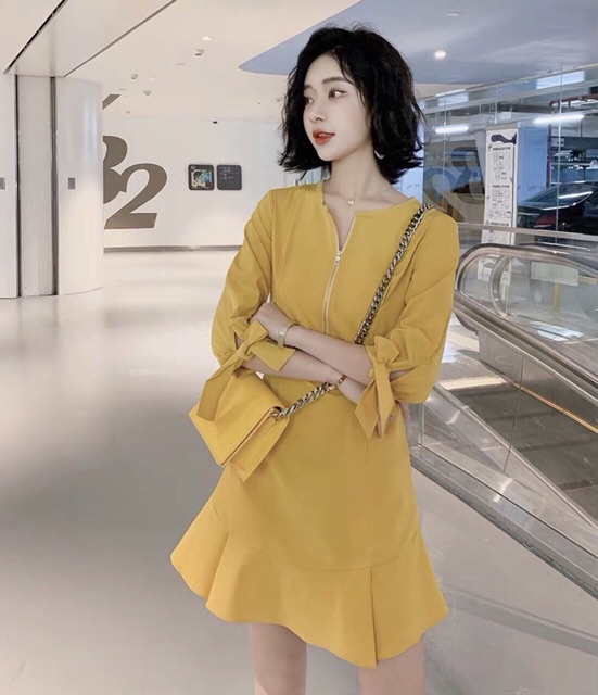 Đầm vàng phối dây kéo