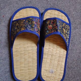 Dép cói đi trong nhà.