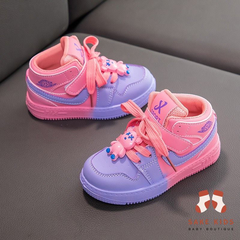 Giày sneaker cho bé, Giày thể thao cao cổ quai dán dây buộc gắn sticker gấu phối màu dễ thương mẫu mới nhất M600