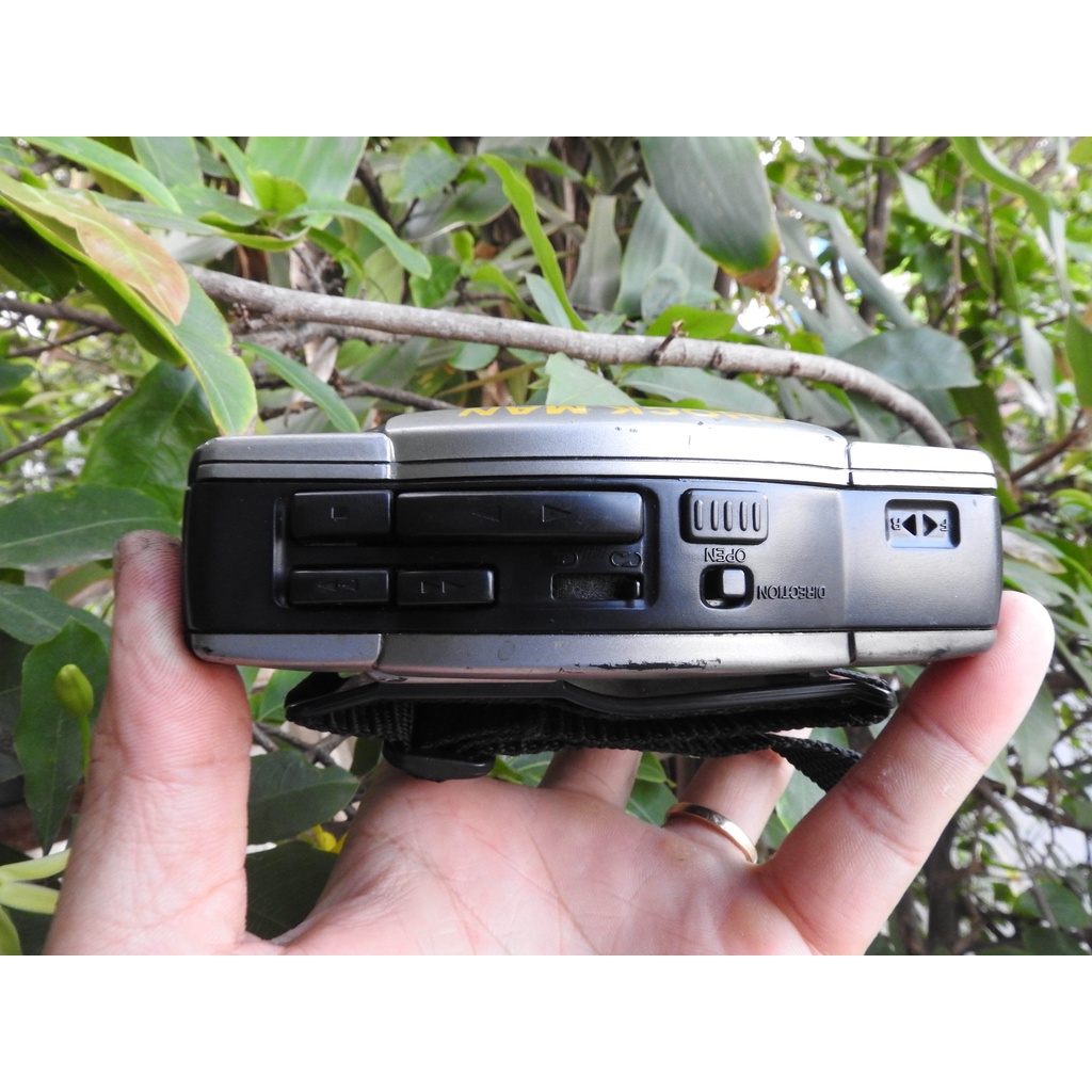 Máy nghe nhạc cassette stereo SHOCK MAN YUHOJIN G7 phát băng 2 chiều kiểu dáng hầm hố độc lạ