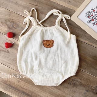 Body buộc dây thêu gấu xô nhăn muslin trắng kem cho bé.