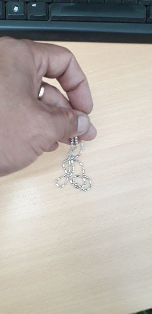 Một sợi dây chuyền bằng inox loại bi tròn 2 ly