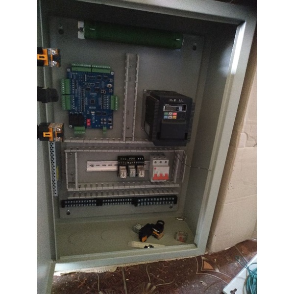 Tủ điện thang thang hàng