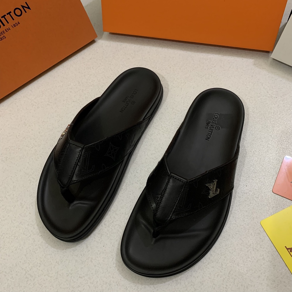 Dép Tông LV Logo Sắt - Dép Xỏ Ngón Nam Đế Cao Su Chống Trơn Trượt, Hình In Chắc Chắn - Tông Nam Đẹp - Size 38/42