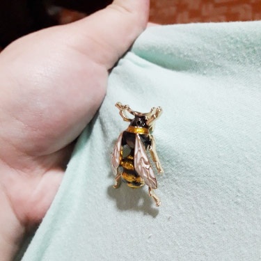 Trâm cài áo hình chú ong dễ thương cho bé