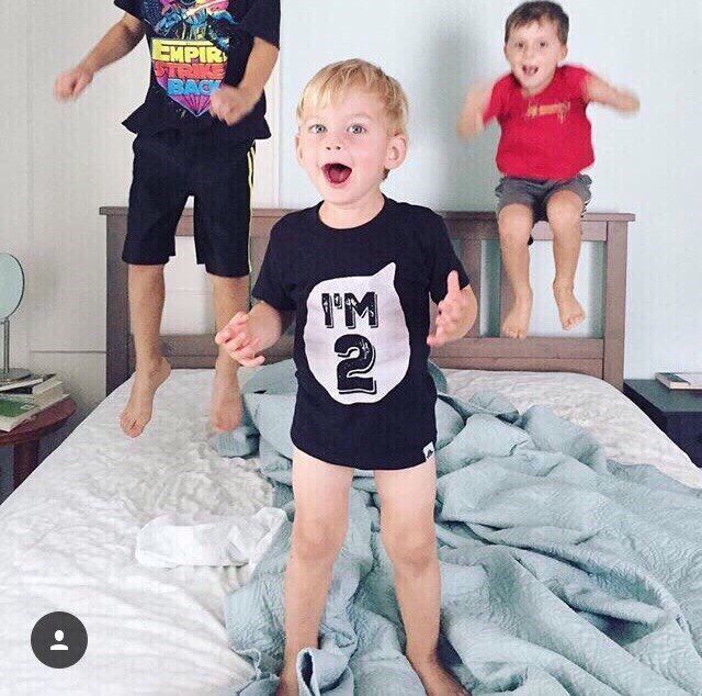 Áo thun in số tuổi cho bé