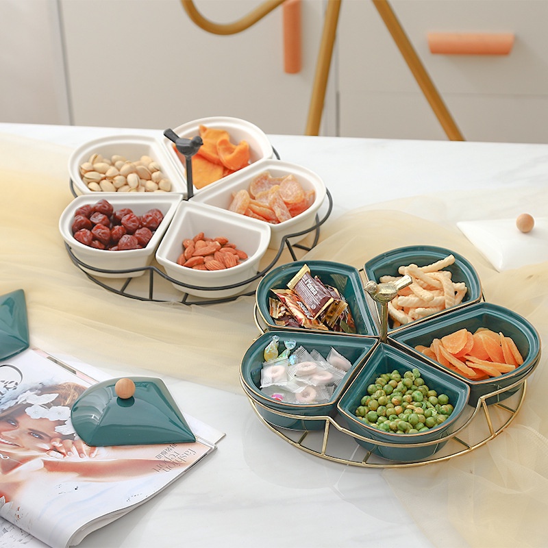 Khay mứt sứ - Khay đựng bánh kẹo mứt tết cao cấp bằng sứ dạng đế trồn 4 ngăn hình trái tim có giá đỡ bằng thếp không gỉ