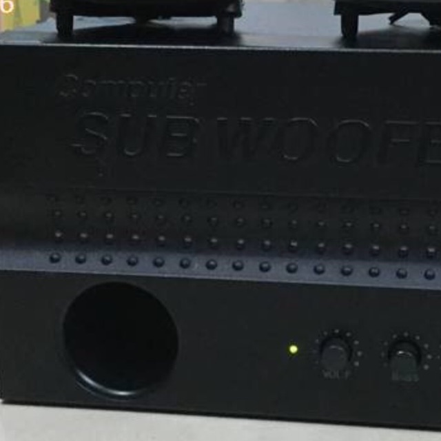 Soundmax gồm 1 sub kèm dây Av 3.5
