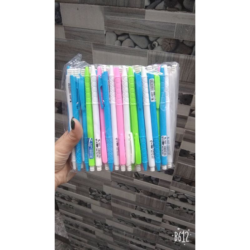 100 cây bút bi mực xanh.