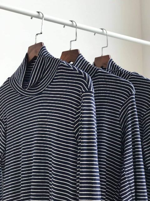 Áo thun gân cổ lọ - kẻ sọc xanh đen