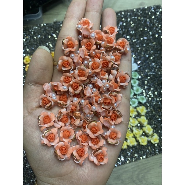 Hoa hồng ôm đá hoa nail