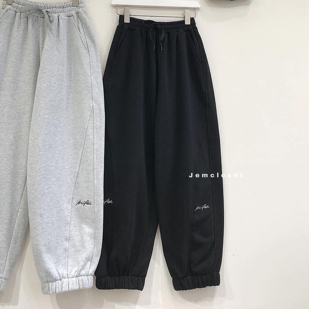 Quần jogger thêu chân Nhật Minh chất nỉ ép ngoại không xù, có size M và L, from ống rộng, chữ thêu, hot hit