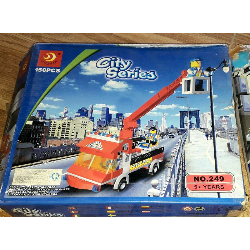 Lắp ráp 1 hộp LeGo_City Xe thang hoặc Trạm Giao thông có nhiều chi tiết bằng nhựa